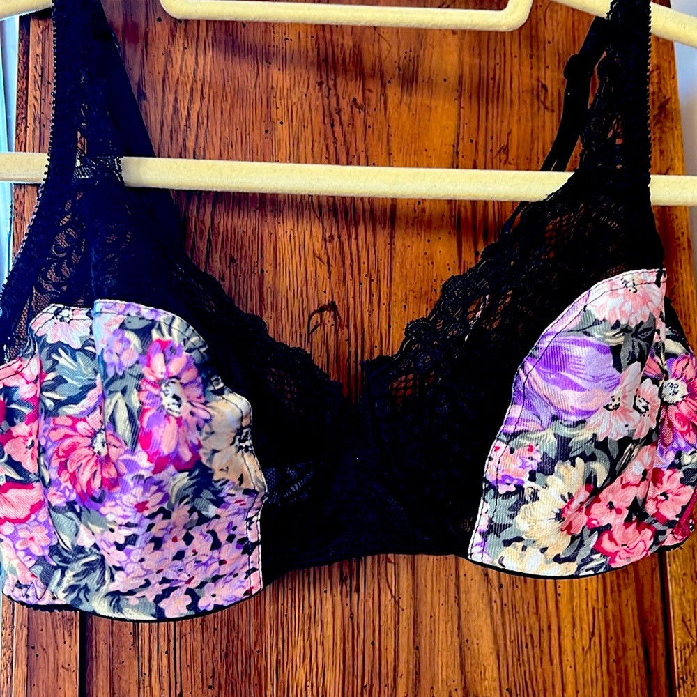 NWOT VTG Lily Of France.Black lace&Satin Floral.UnderwireUnlined Back closure34D
